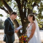 Bruidegom leest geloften voor aan zijn bruid