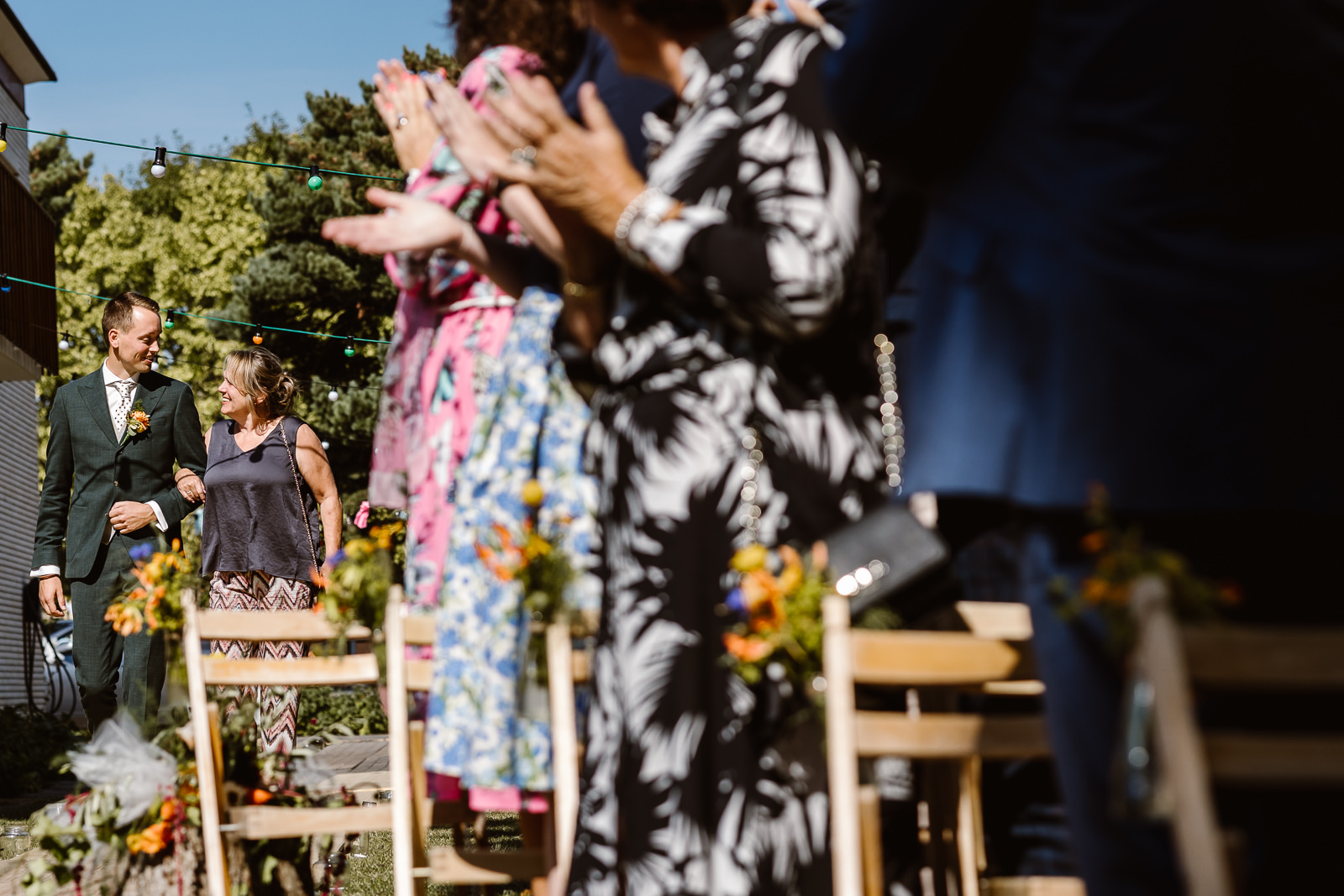 bruiloft-dongen-trouwen-in-eigen-tuin_denise-van-duren-fotografie-15 Bruidegom komt met moeder aangelopen