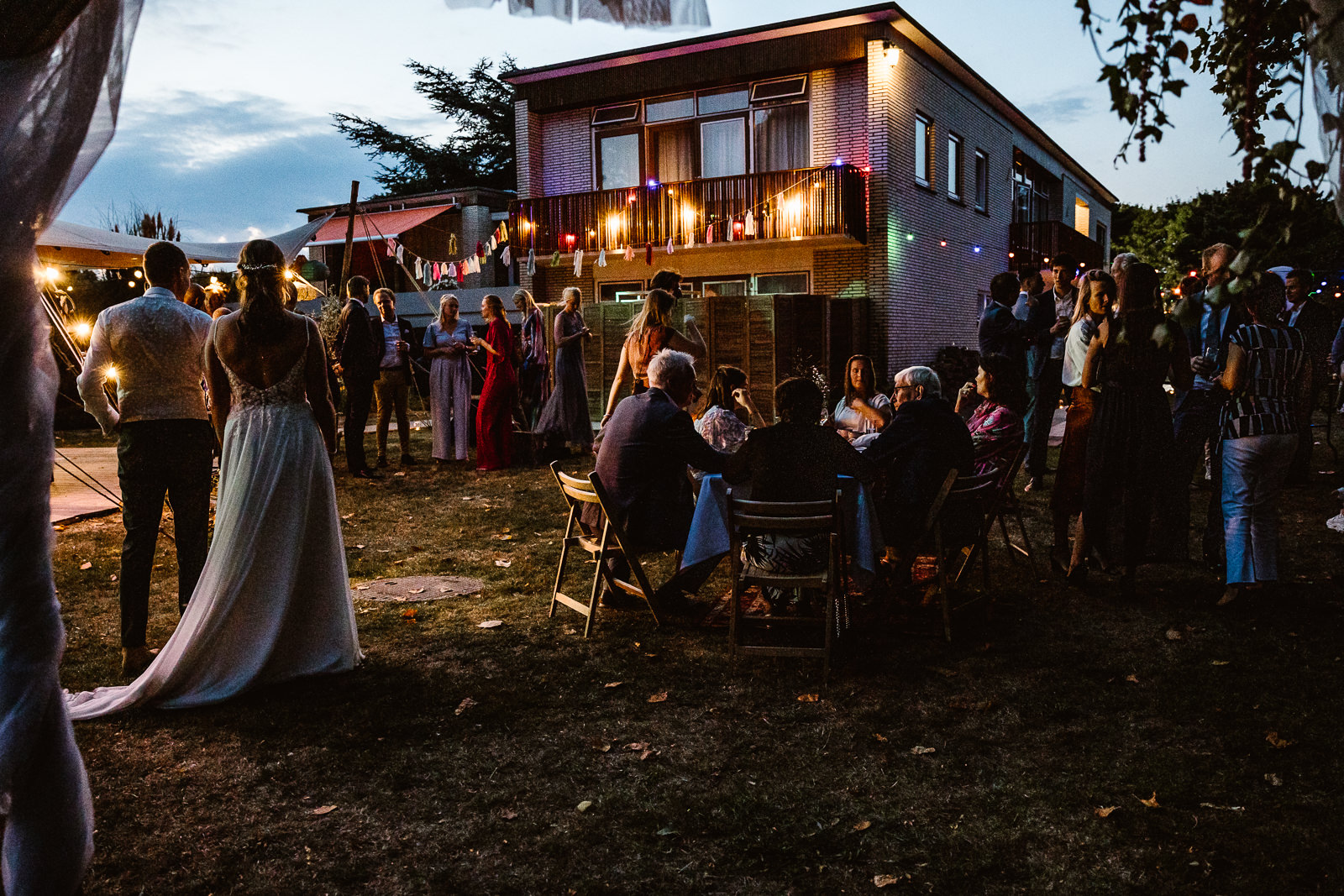 Sfeerbeeld avond bruiloft in eigen tuin