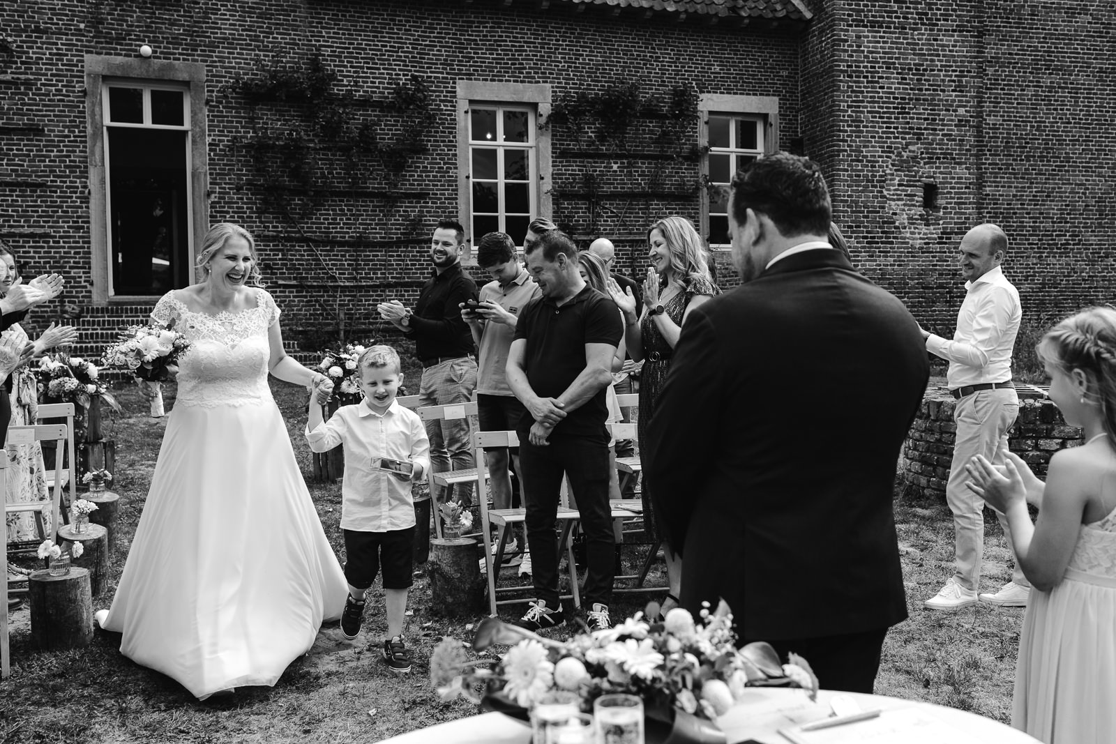 Bruid komt met zoon aan bij trouwceremonie