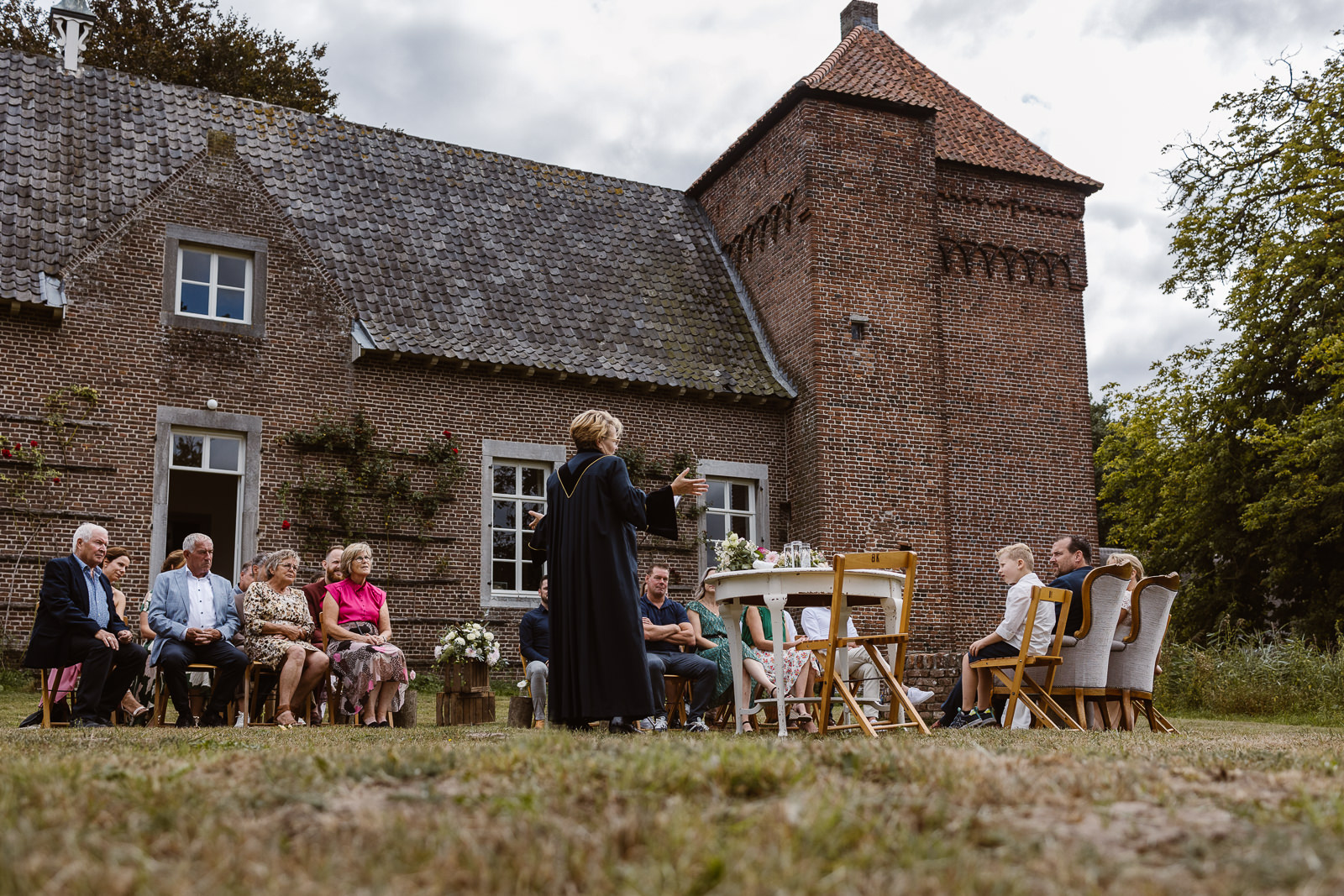 Overzicht trouwceremonie. Kasteel tongelaar op achtergrond