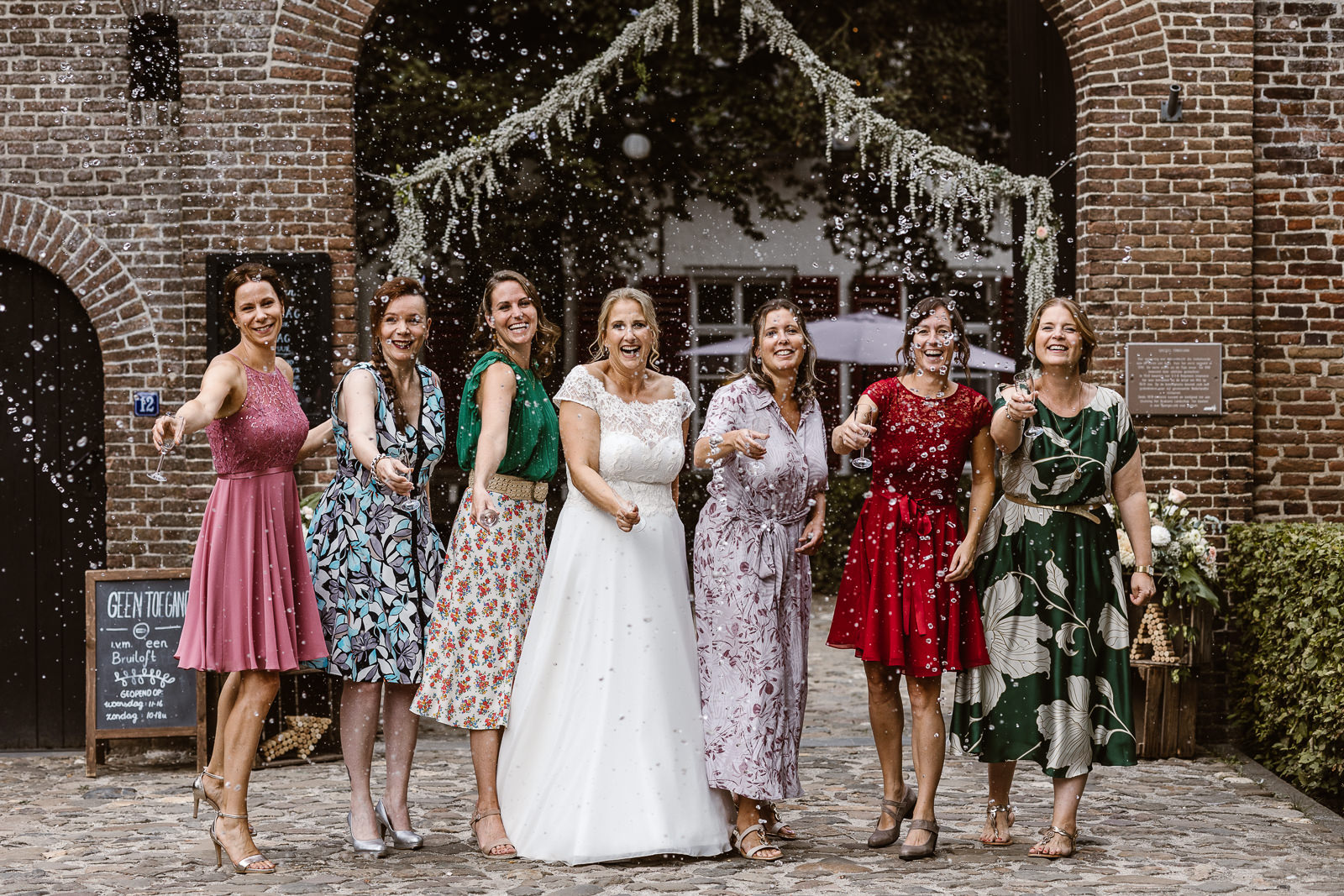 Groepsfoto vrouwen met champagne