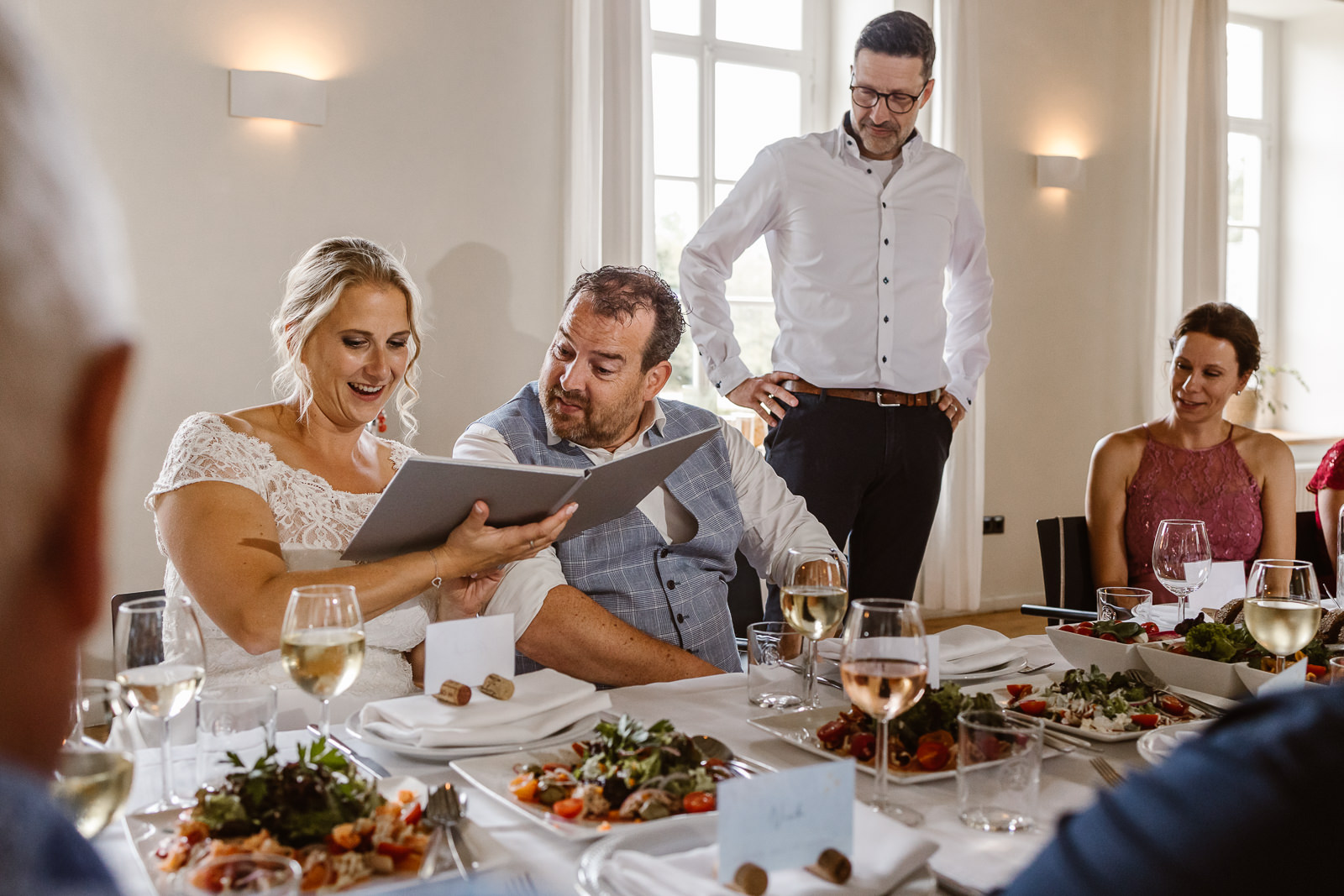 Bruidspaar krijgt cadeau tijdens diner