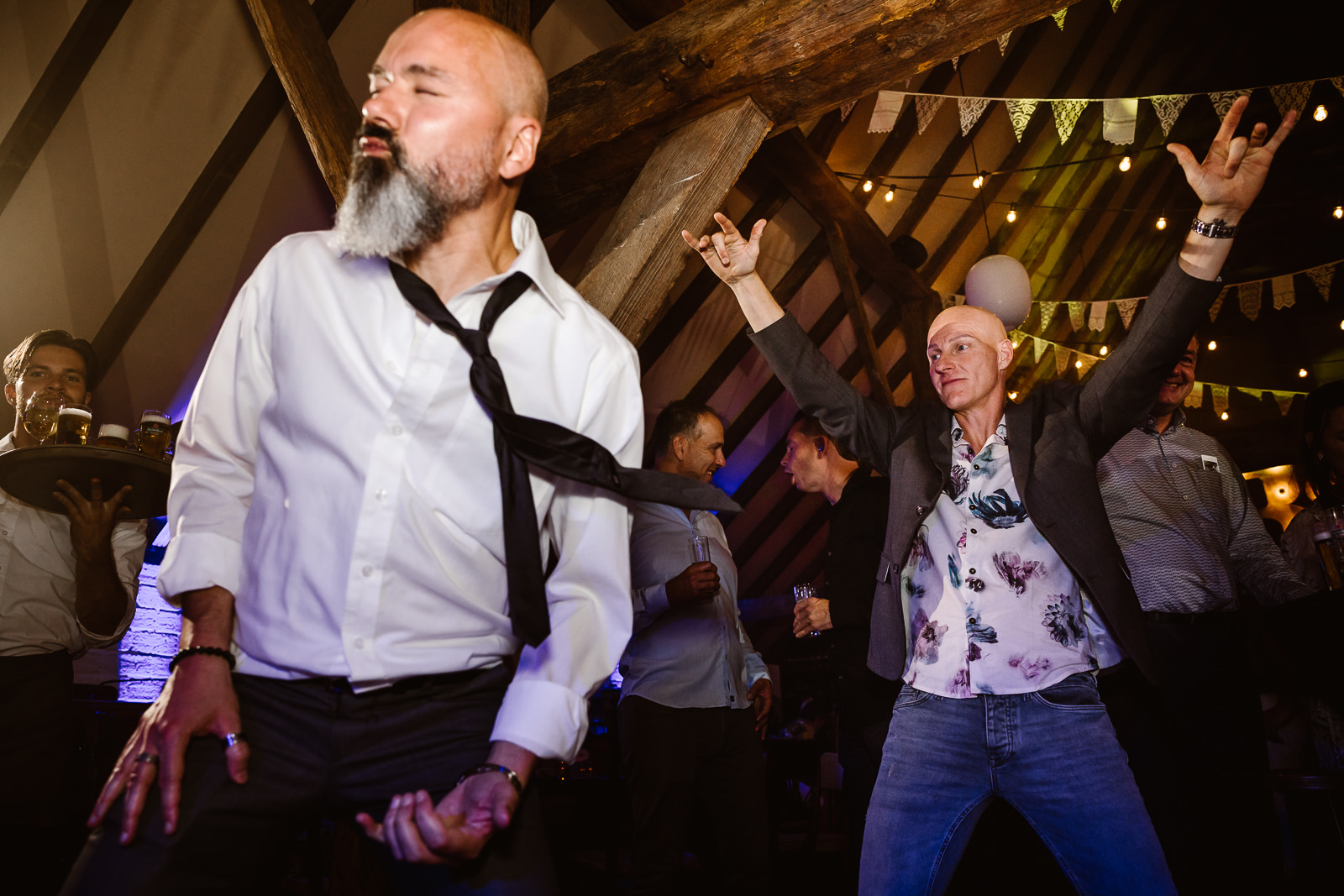 Dansende mensen op trouwfeest