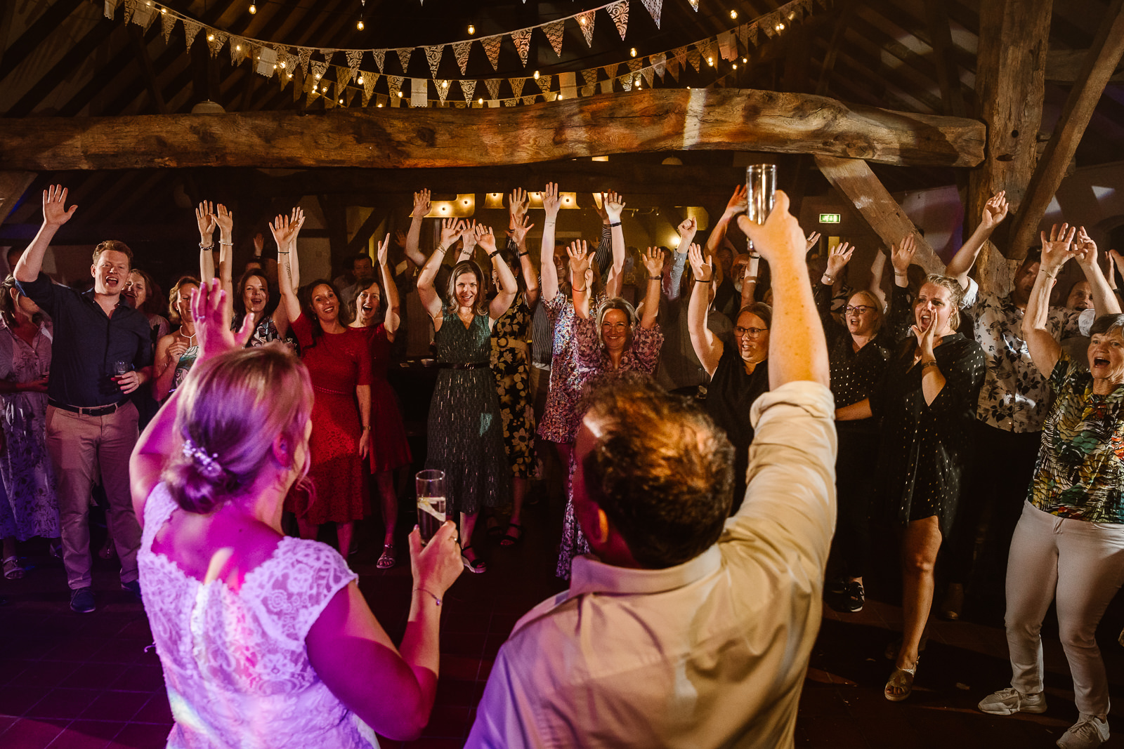 Dansende mensen op trouwfeest