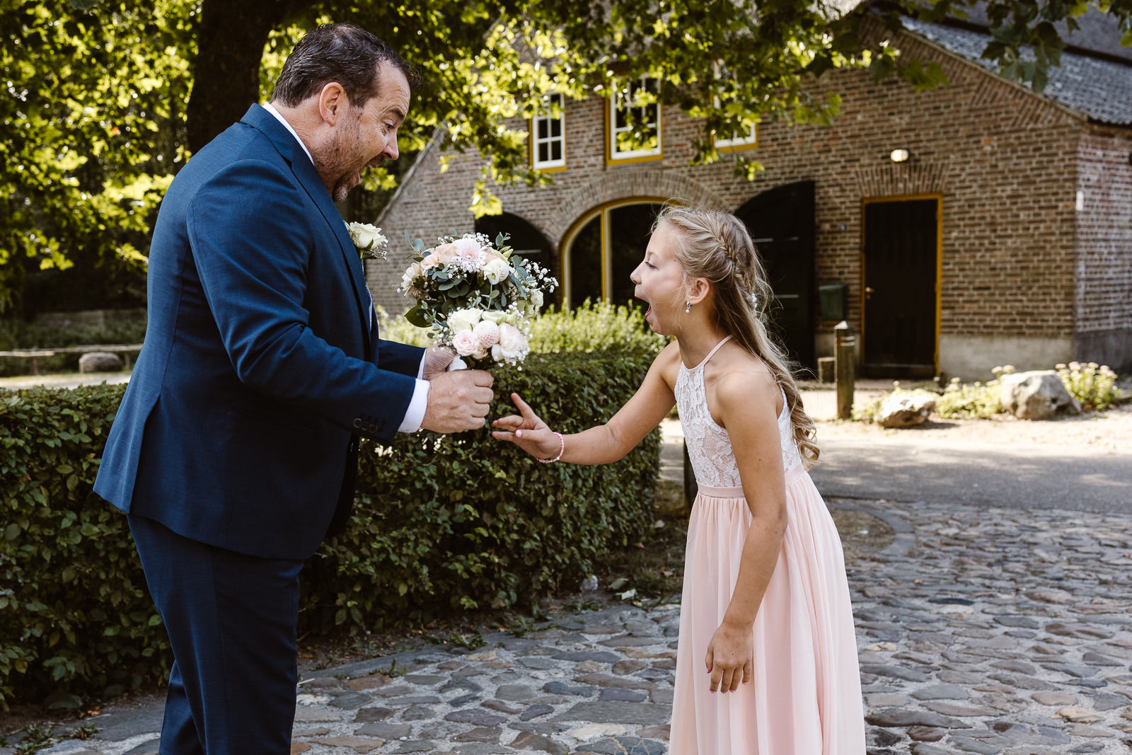 Vader en dochter zien elkaar voor het eerst op bruiloft