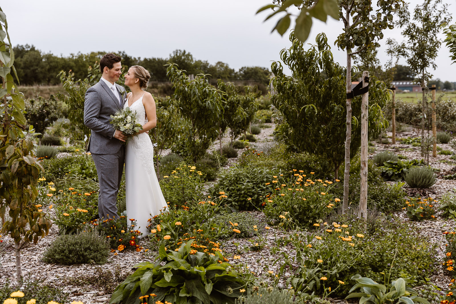 Fotoshoot met bruidspaar in natuur