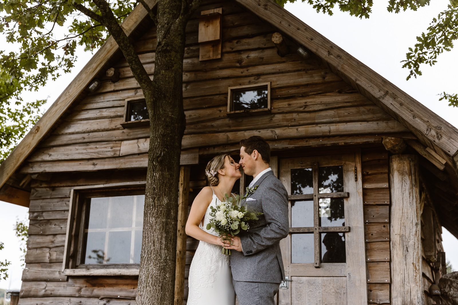 Fotoshoot met bruidspaar in natuur