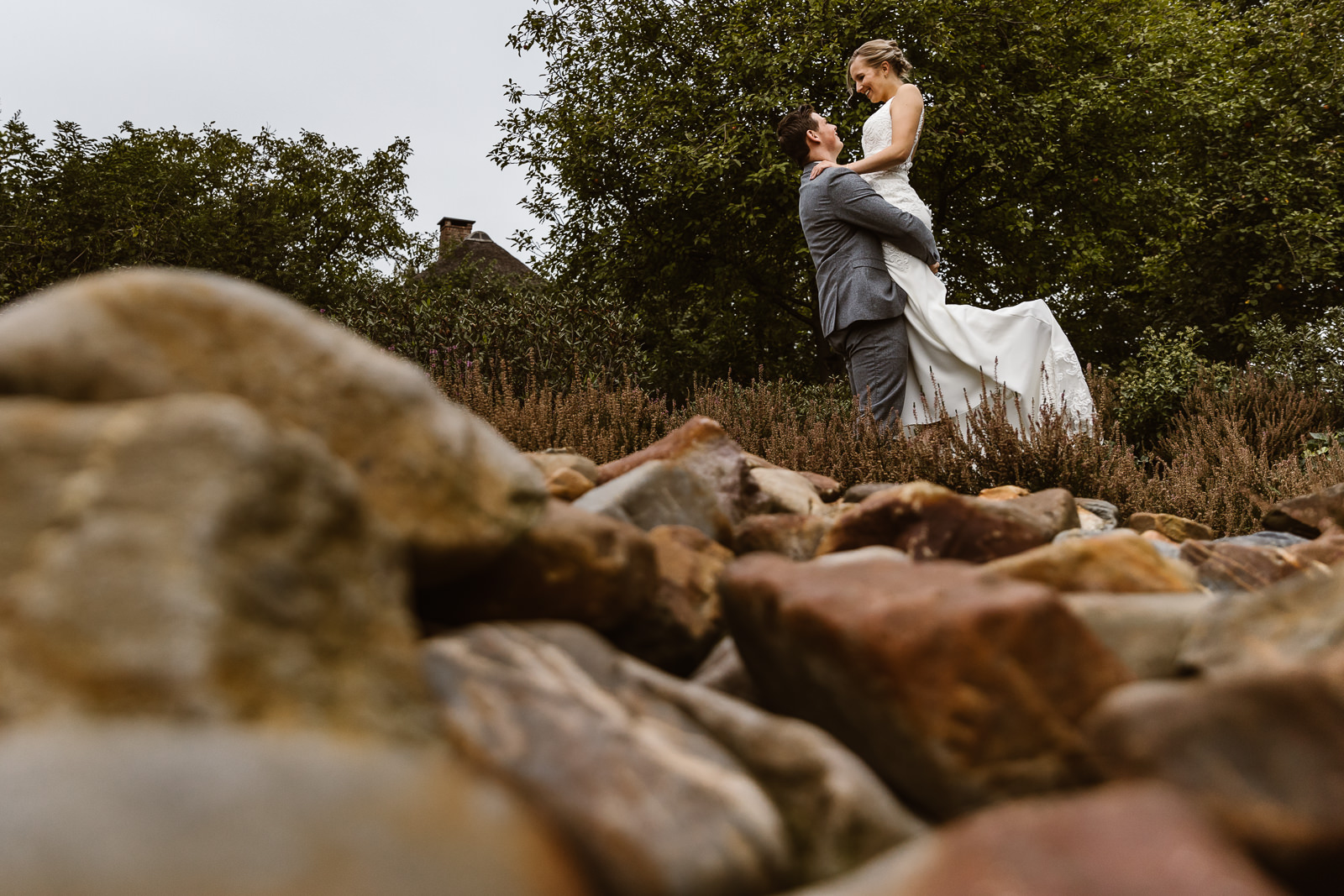 Fotoshoot met bruidspaar in natuur