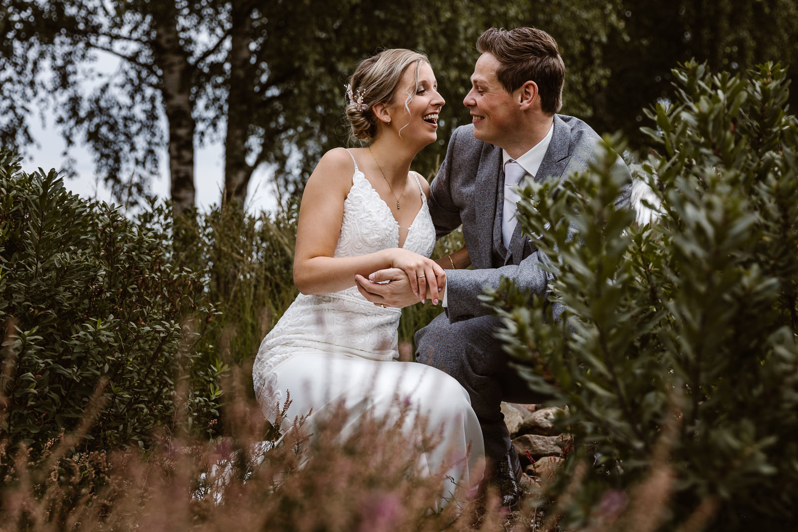 Fotoshoot met bruidspaar in natuur