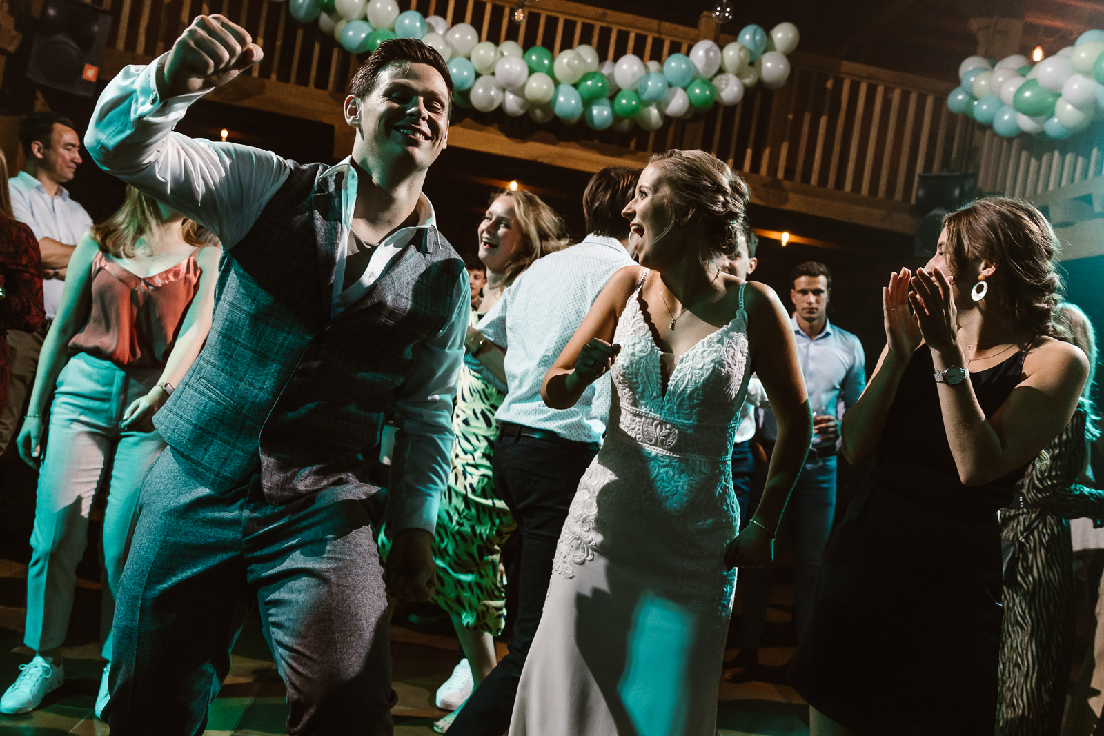 Dansende mensen op trouwfeest
