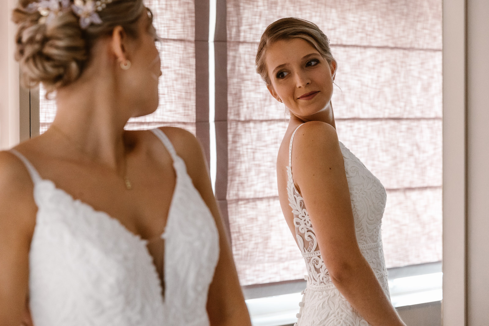 Bruid bewondert zichzelf in spiegel