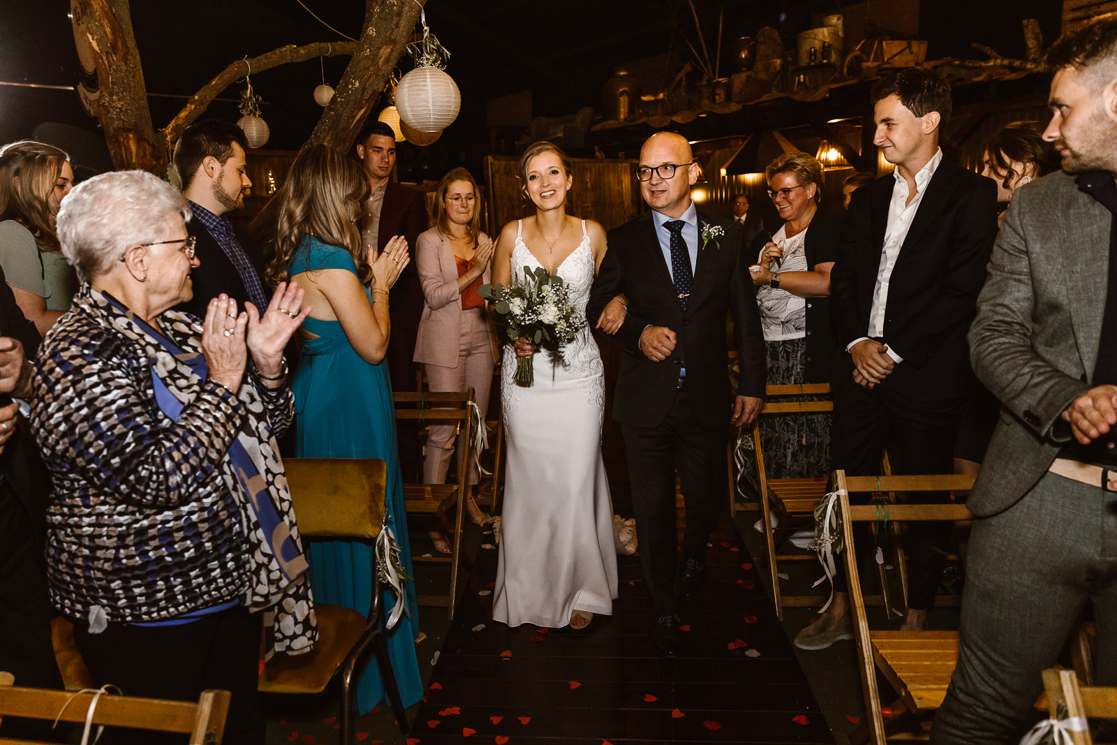 Bruid loopt met vader naar ceremonie