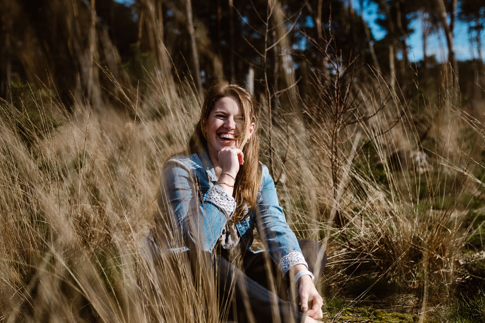 denise-van-duren-trouwfotograaf-betuwe Lachende dame in het gras